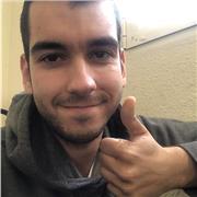 Diseñador gráfico da clases de diseño gráfico para aprender a manejar los programas clave para diseñar cualquier cosa mínimamente decente. Tanto a gente que quiera mejorar su dominio como quien tenga simple curiosidad de mejorar sus habilidades!